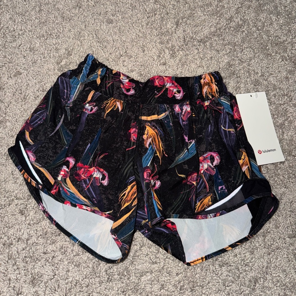 NWT Lululemon Hotty Hot LR Short 4"